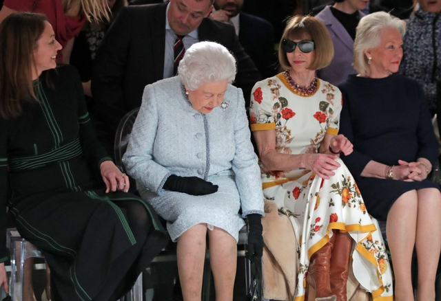 Królowa Elżbieta z psiapsułą na ploteczkach - London Fashion Week Królowa Elżbieta z psiapsułą na ploteczkach - London Fashion Week