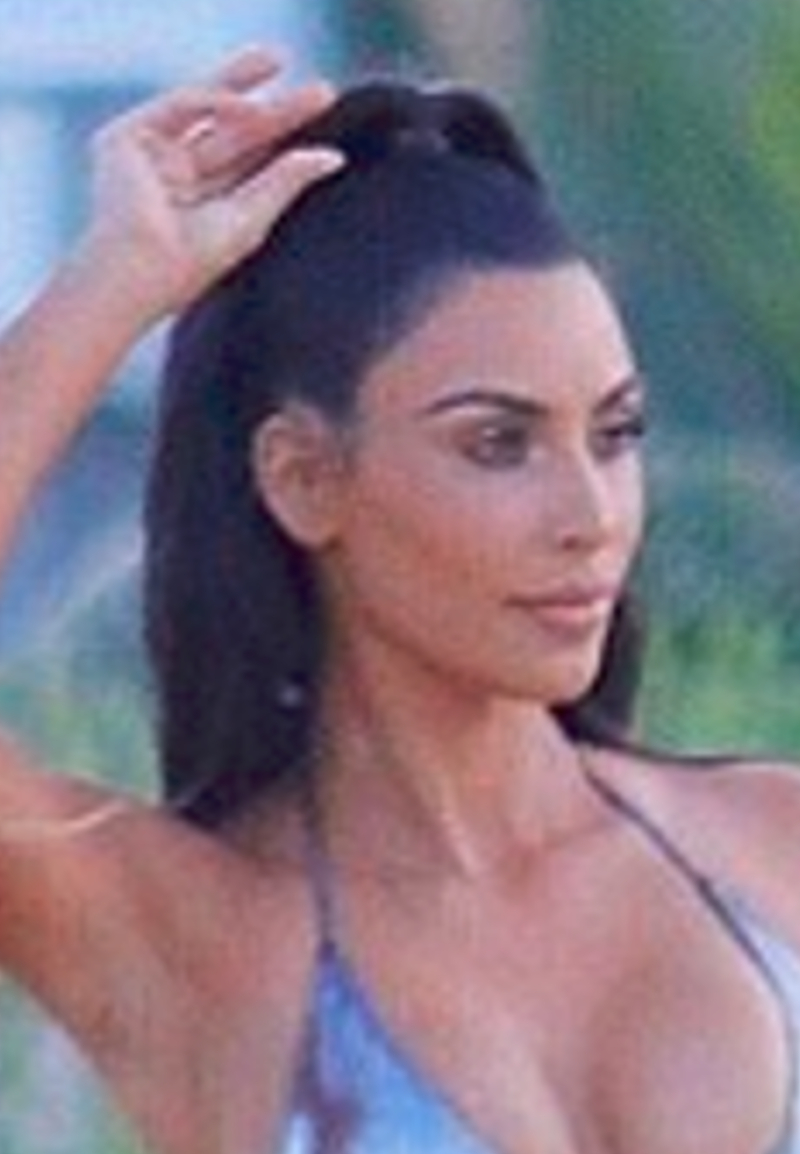 Kim OŚMIESZYŁA się! Chciała pokazać płaski brzuch, a wszyscy patrzyli na TO! Kim OŚMIESZYŁA się! Chciała pokazać płaski brzuch, a wszyscy patrzyli na TO!