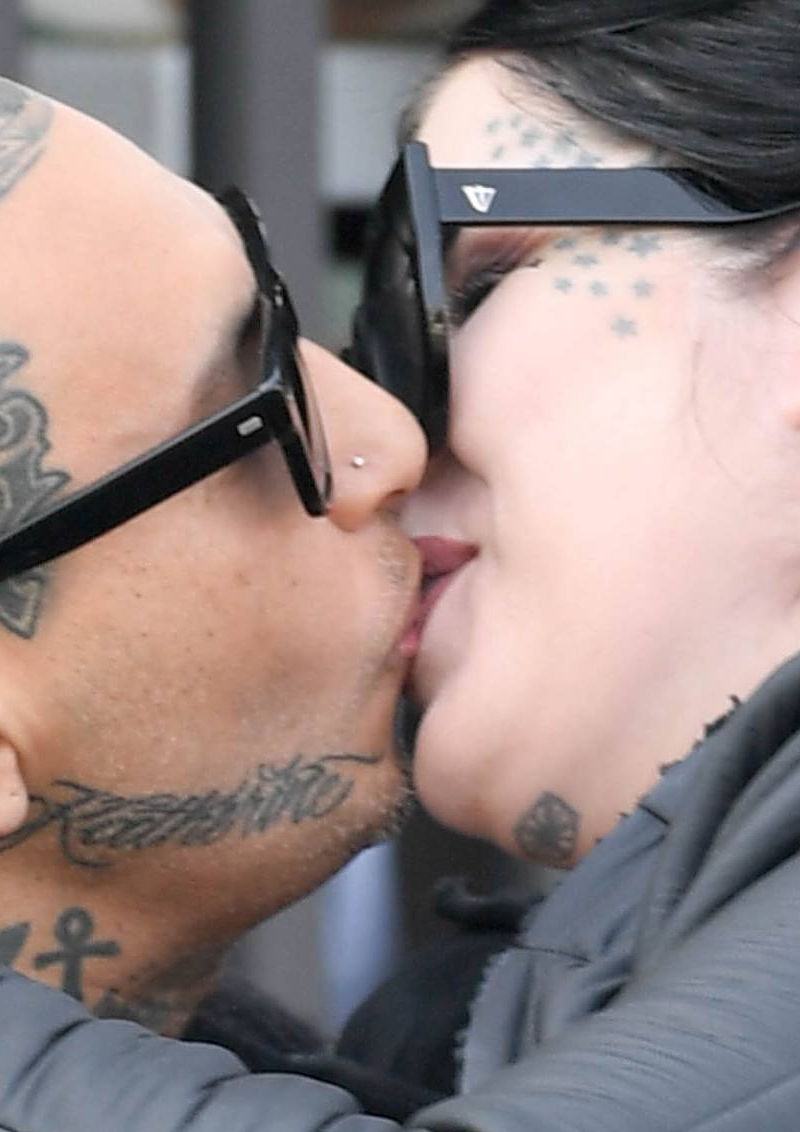 Ciężarna Kat von D całuje się z mężem. Jej brzuch jest OGROMNY!