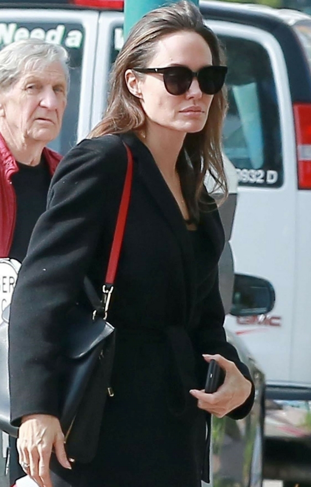 Bardzo chuda Angelina wychodzi z dziećmi po seansie Tomb Raider! 