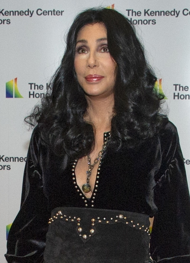 72-letnia Cher bez ANI jednej zmarszczki pozuje w MEGA krótkiej sukience