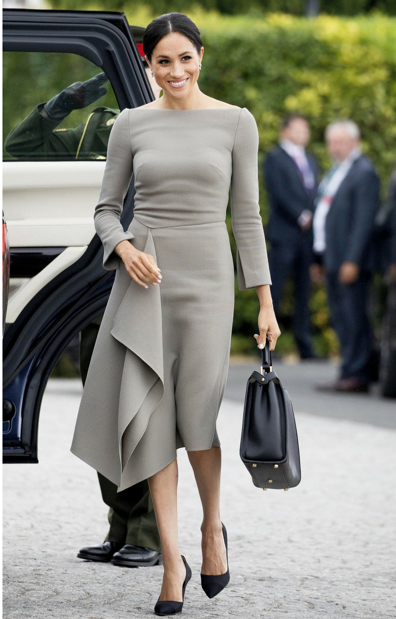 Meghan w garniturze i szarej sukience. Dwie nowe stylizacje z Dublina (ZDJĘCIA) Meghan w garniturze i szarej sukience. Dwie nowe stylizacje z Dublina (ZDJĘCIA)