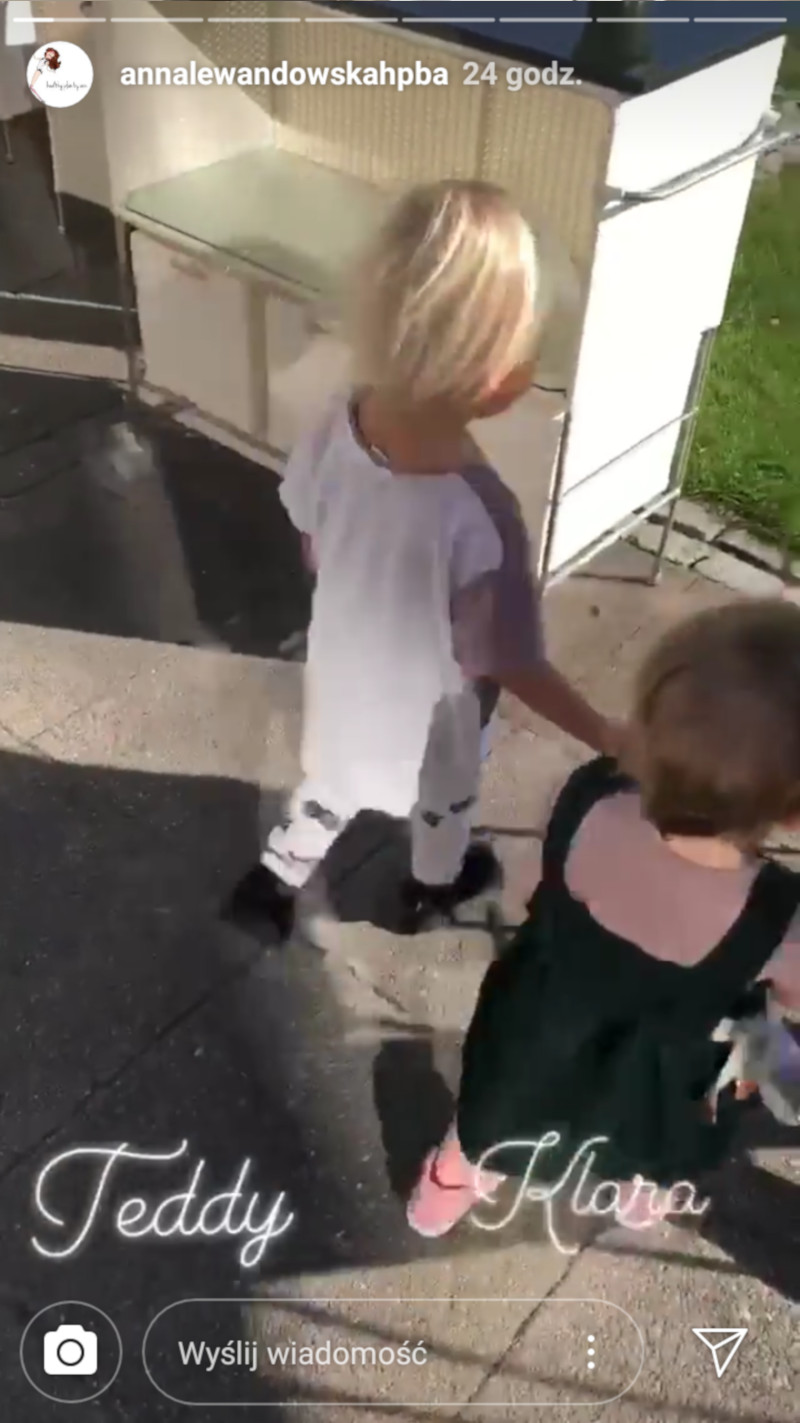 Klara Lewandowska spaceruje za rękę ze swoim 