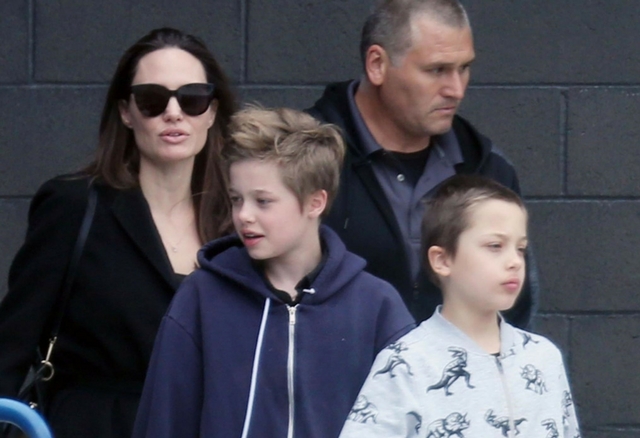 Bardzo chuda Angelina wychodzi z dziećmi po seansie Tomb Raider! 