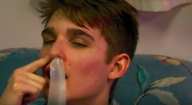 Wciągają prezerwatywę NOSEM! To wyzwanie podbija Internet Wciągają prezerwatywę NOSEM! To wyzwanie podbija Internet