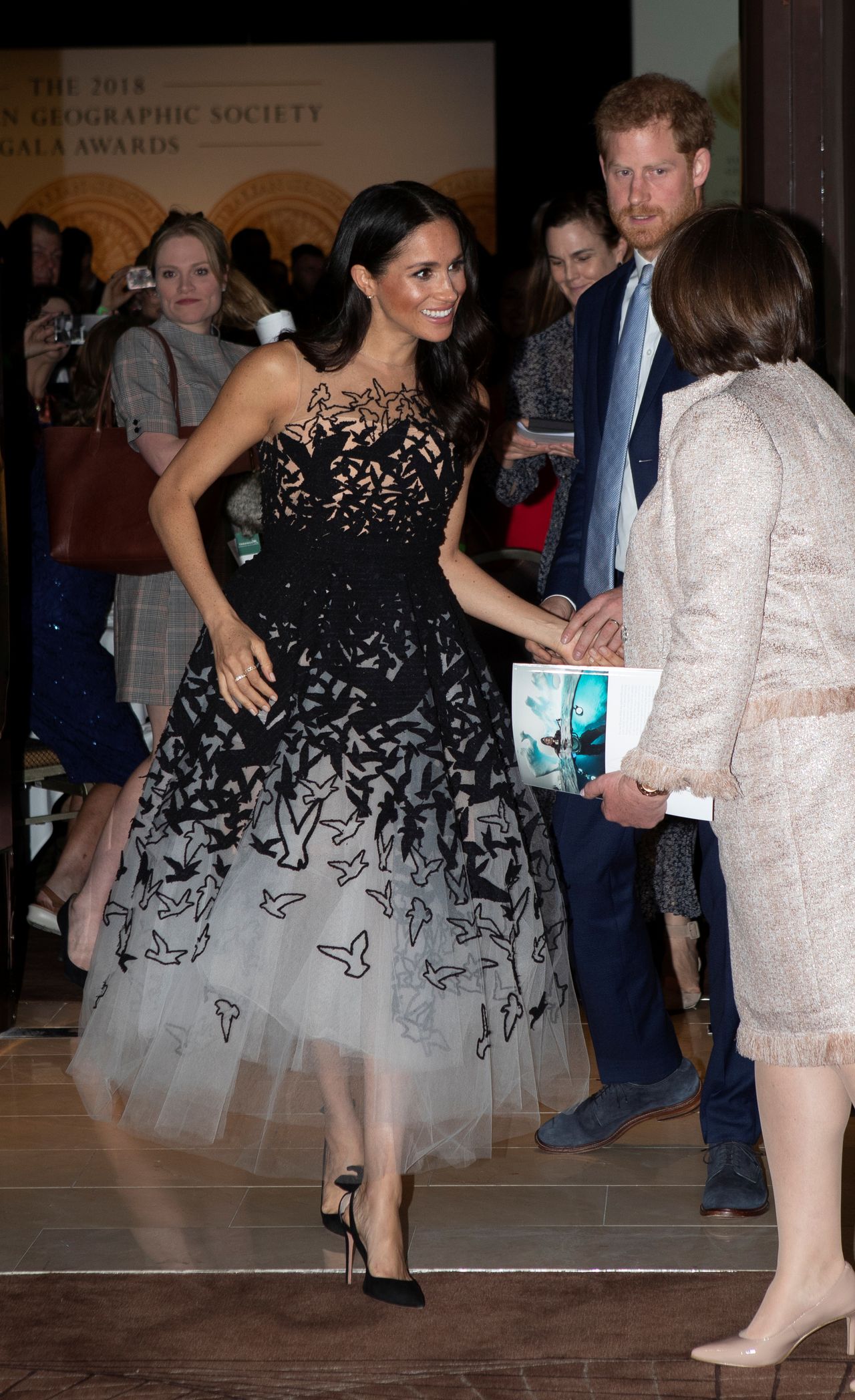 Księżna Meghan ZACHWYCIŁA w kreacji od Oscara de la Renty za 10 000 funtów