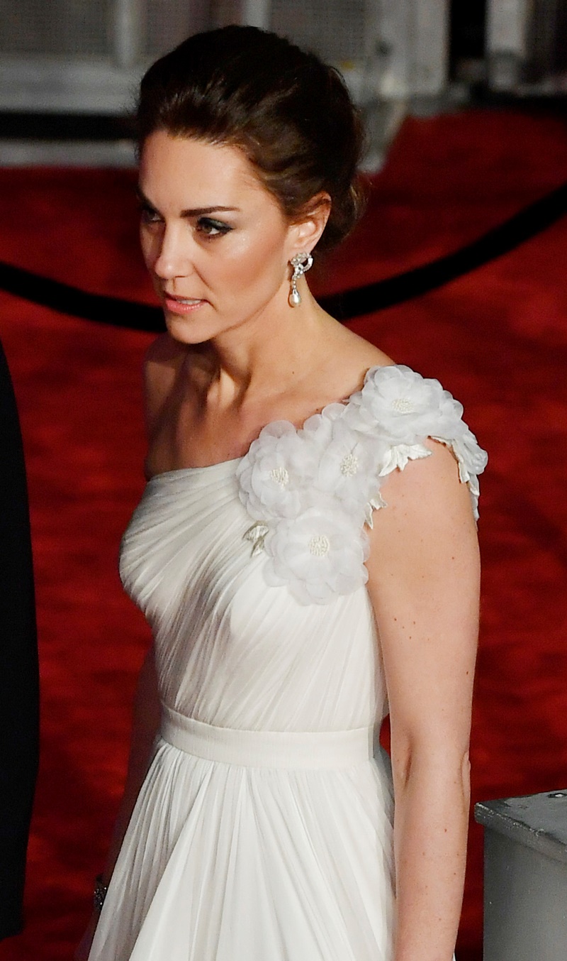 Kate Middleton jak gwiazda filmowa! Księżna w wieczorowej kreacji zrobiła furorę Kate Middleton jak gwiazda filmowa! Księżna w wieczorowej kreacji zrobiła furorę