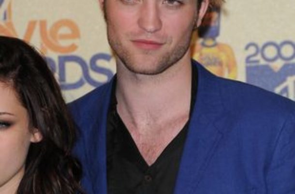 Robert Pattinson w opadających spodniach