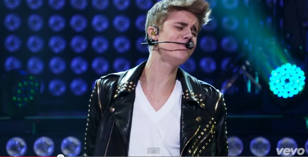 Bieber napadnięty na scenie przez swojego fana! (VIDEO)