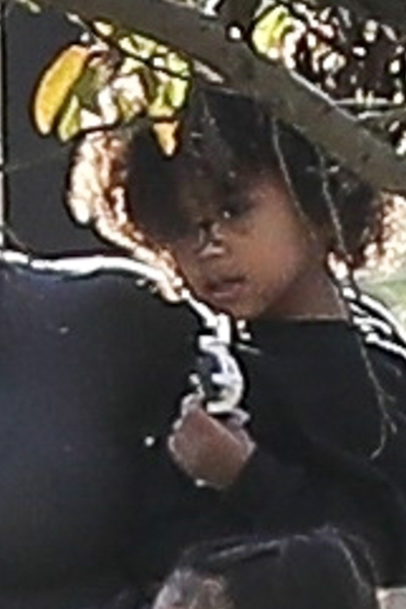 Troskliwa Kim Kardashian na spacerze z dziećmi (ZDJĘCIA)