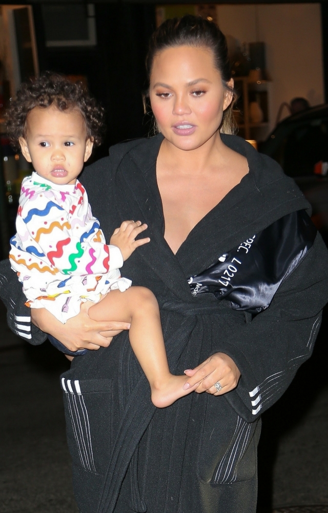 Chrissy kryje swój ciążowy brzuszek przed paparazzi! 