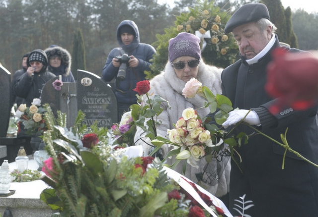 Trwa pogrzeb Agnieszki Kotulanki (DUŻO ZDJĘĆ)
