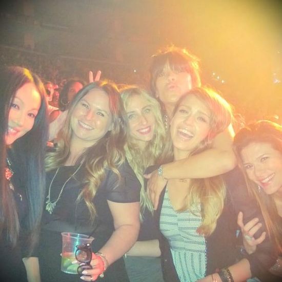 Jessica Alba szajele na koncercie Beyonce. Jessica Alba szajele na koncercie Beyonce.