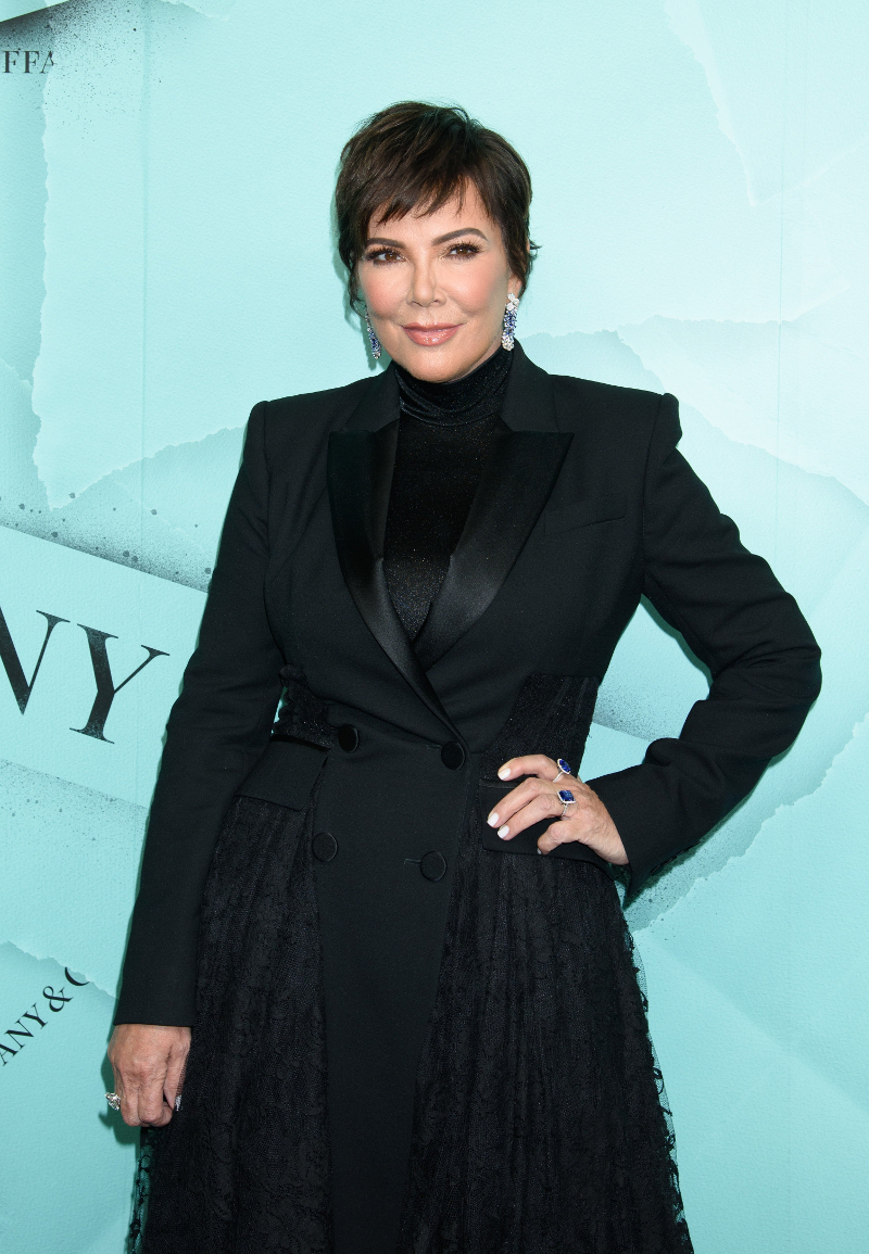 Kris Jenner próbuje się uśmiechnąć na ściance