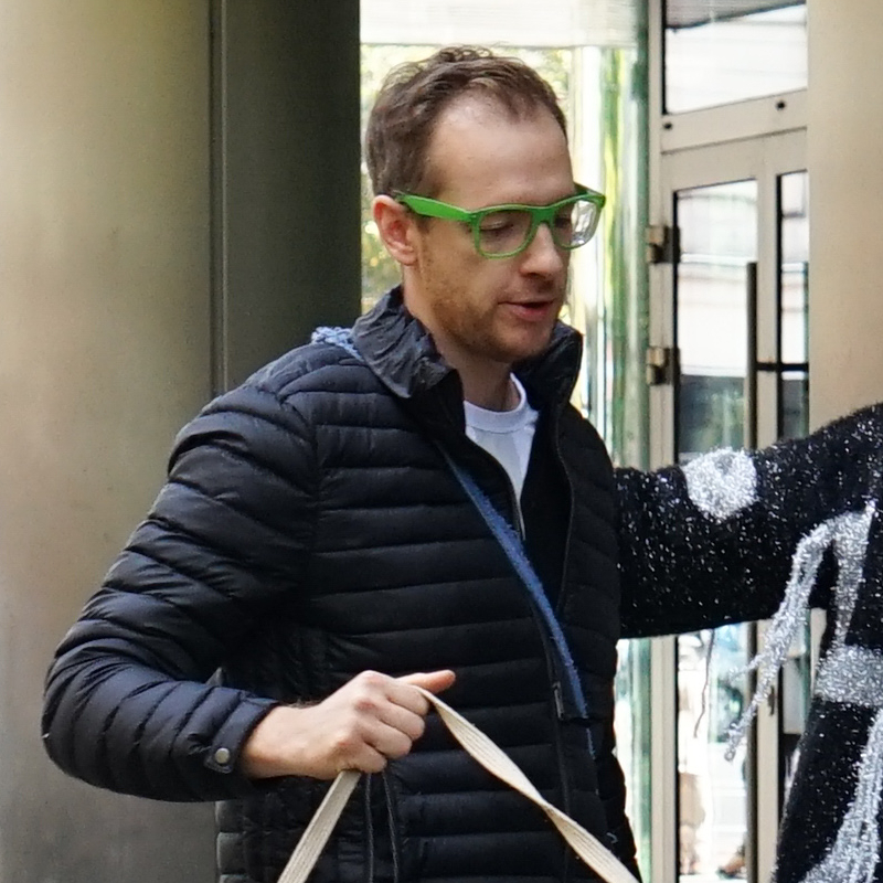 Zmęczona Gessler z psami całuje syna pod studiem DD TVN