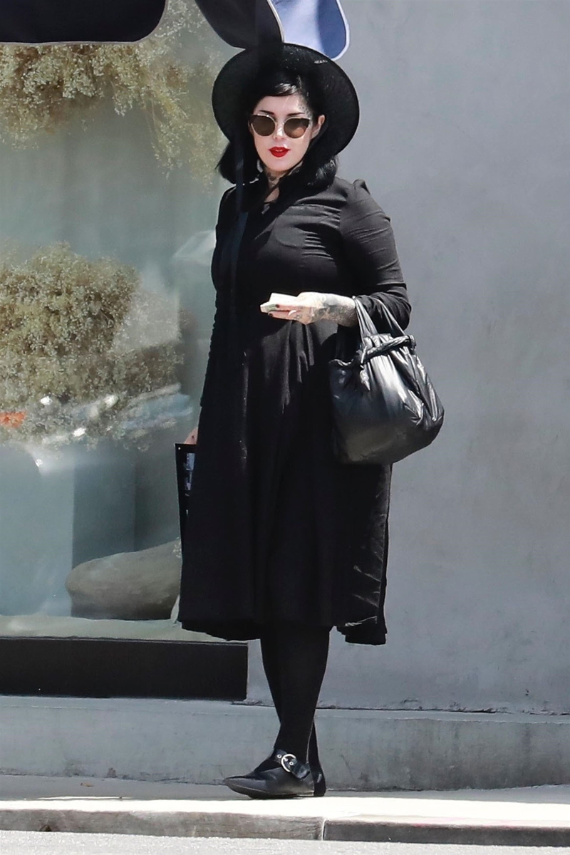 Czarna i CIĘŻARNA Kat Von D na spacerze! Tym razem przesadziła? Czarna i CIĘŻARNA Kat Von D na spacerze! Tym razem przesadziła?