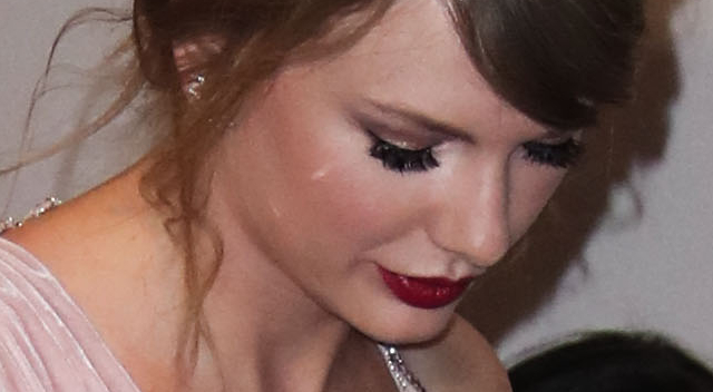 Taylor Swift w stroju bogini pokazała KROCZĘ! Taylor Swift w stroju bogini pokazała KROCZĘ!