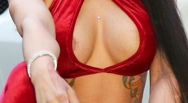 Ciężarna Blac Chyna świeci SUTKIEM i kuca przy aucie