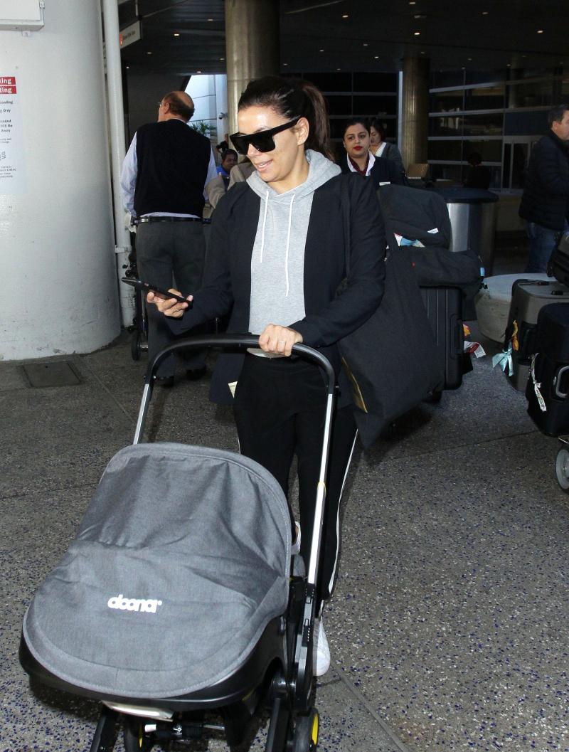 Chudsza i zmęczona Eva Longoria na spacerze z synkiem