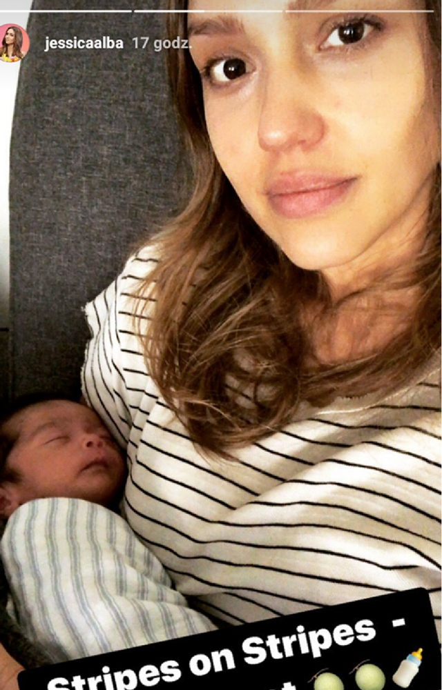 Jessica Alba pokazuje jak karmi piersią kilkutygodniowego synka! Jessica Alba pokazuje jak karmi piersią kilkutygodniowego synka!