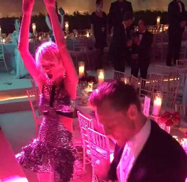 Taylor Swift wyrwała na parkiet... Toma Hiddlestona! (VIDEO)