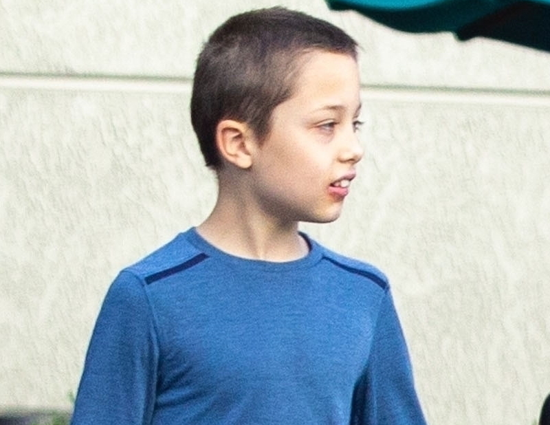 12-letnia Shiloh Jolie-Pitt taszczy zakupy z bratem (ZDJĘCIA)