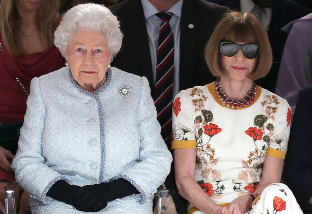 Królowa Elżbieta z psiapsułą na ploteczkach - London Fashion Week Królowa Elżbieta z psiapsułą na ploteczkach - London Fashion Week