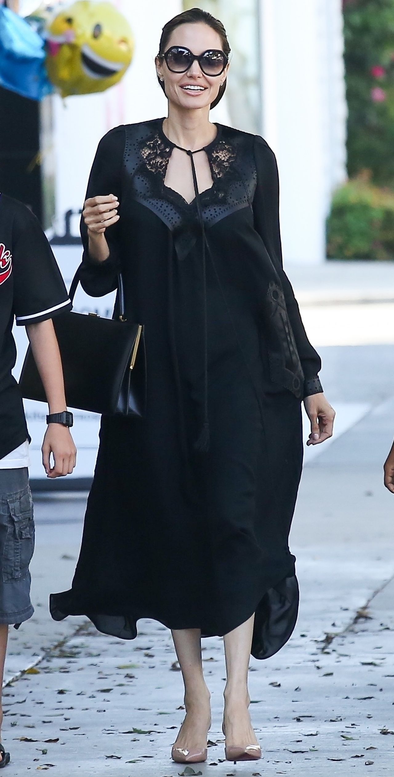 Angelina Jolie chce odciąć Brada od dzieci? Rozmawia z nim tylko przez prawników