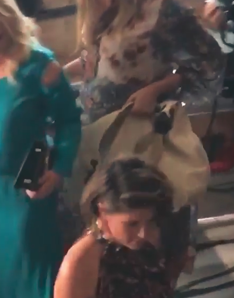 Zmęczona i DORODNA Socha odpoczywa na krześle w pracy Zmęczona i DORODNA Socha odpoczywa na krześle w pracy