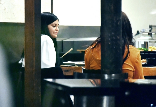 EKSKLUZYWNE zdjęcia Kylie z baru. TEN szczegół sprawia, wygląda strasznie! EKSKLUZYWNE zdjęcia Kylie z baru. TEN szczegół sprawia, wygląda strasznie!