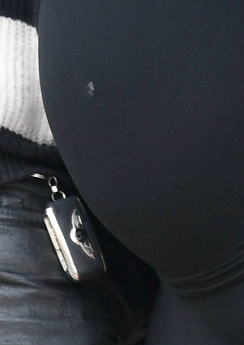 Ciężarna Kat von D całuje się z mężem. Jej brzuch jest OGROMNY!