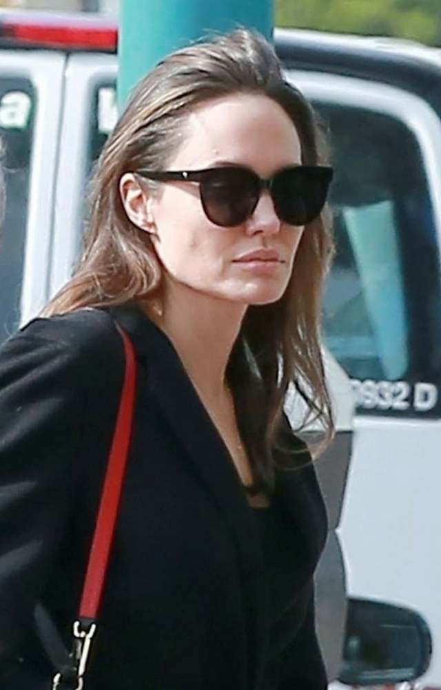 Bardzo chuda Angelina wychodzi z dziećmi po seansie Tomb Raider! 