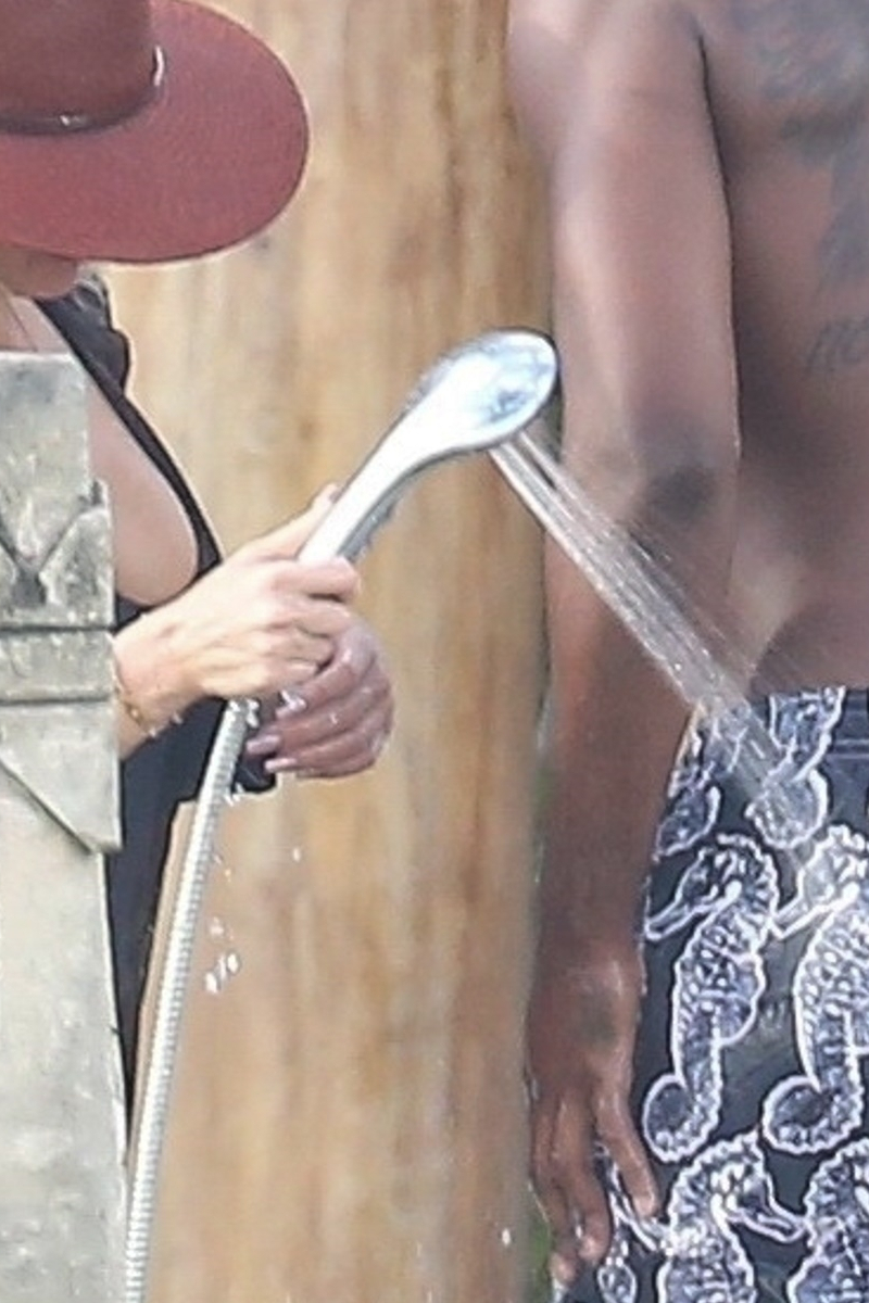 Skupiona Khloe myje pupę Tristanowi