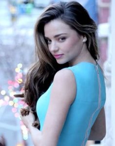 Miranda Kerr z mamą i babcią w łóżku (FOTO)