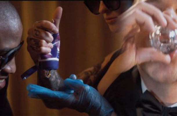 Na tym nagraniu Amber Rose wpycha palce w **** Kanye, a Leo pije wódkę