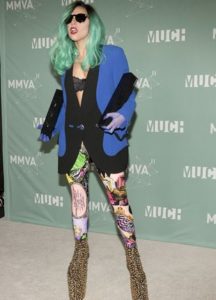 Lady Gaga w bikini uczy się surfować (FOTO)