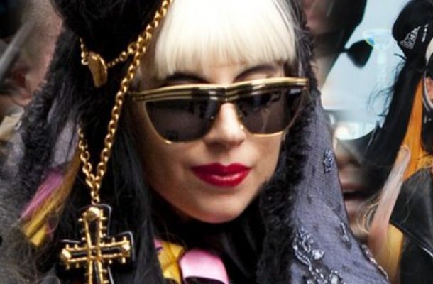 Lady Gaga – nietoperz i wdowa (FOTO)