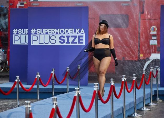 Supermodelka Plus Size - pokaz bielizny