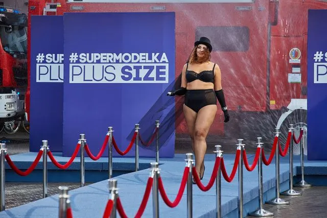 Supermodelka Plus Size - pokaz bielizny