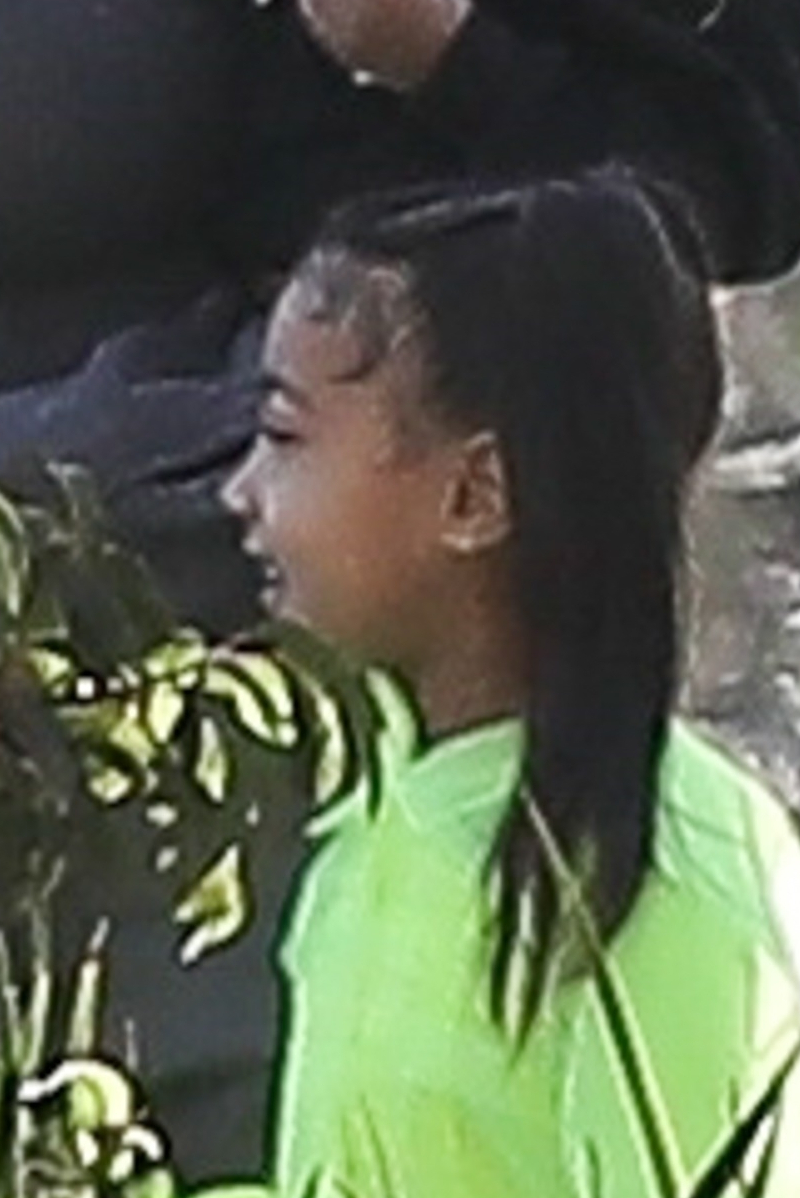 Troskliwa Kim Kardashian na spacerze z dziećmi (ZDJĘCIA)