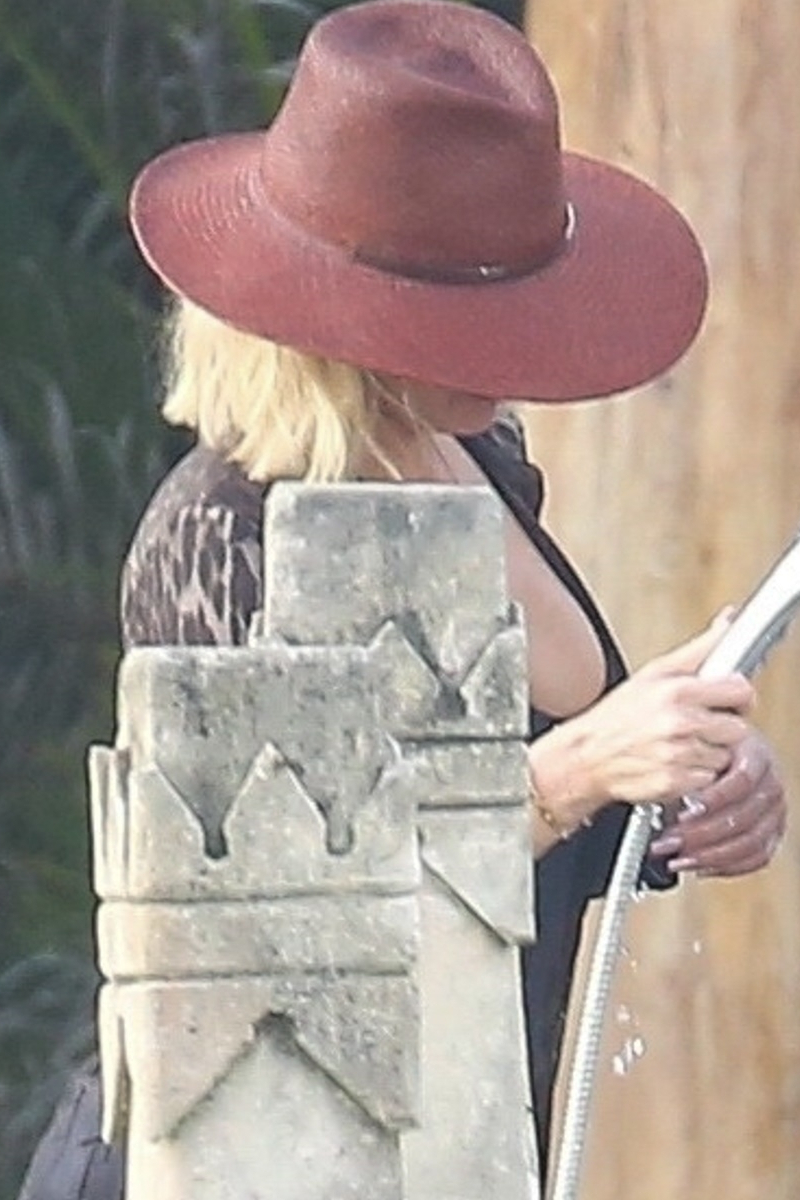 Skupiona Khloe myje pupę Tristanowi