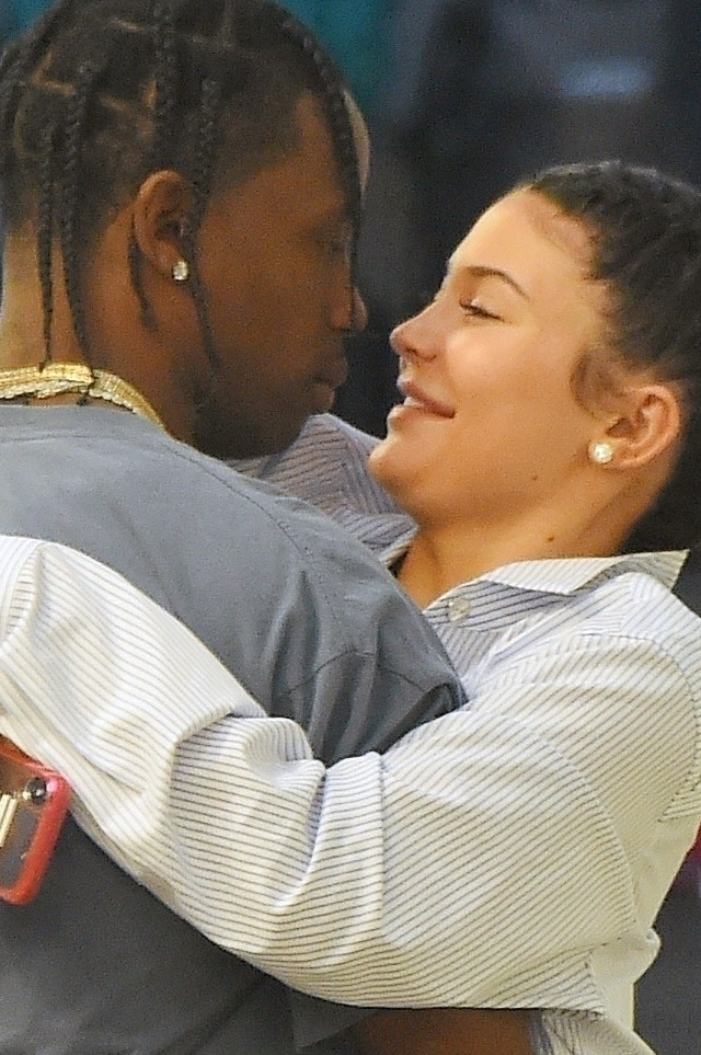 Kylie i Travis NAMIĘTNIE całują się na randce!