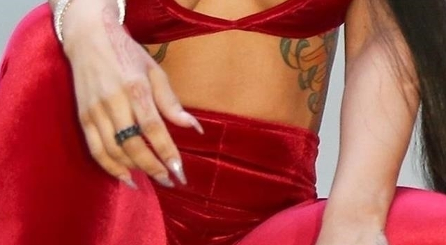 Ciężarna Blac Chyna świeci SUTKIEM i kuca przy aucie