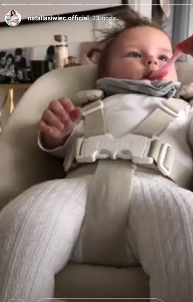 Siwiec bawi się w Lewą i karmi Mię zdrową ŻÓŁTA PAPKĄ! Reakcja córki - bezcenna