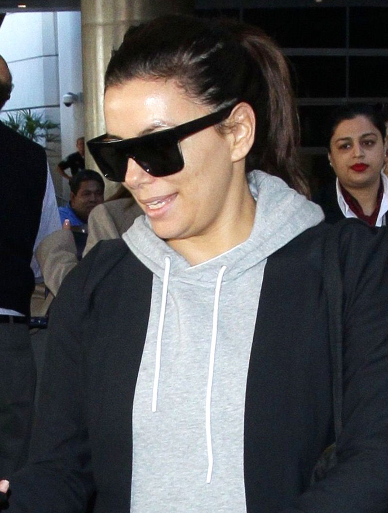 Chudsza i zmęczona Eva Longoria na spacerze z synkiem