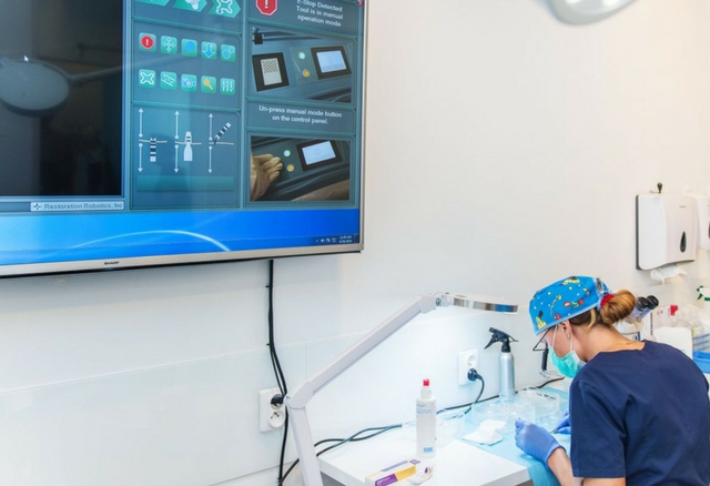 Znana gwiazda OPEROWANA za pomocą ROBOTA! 