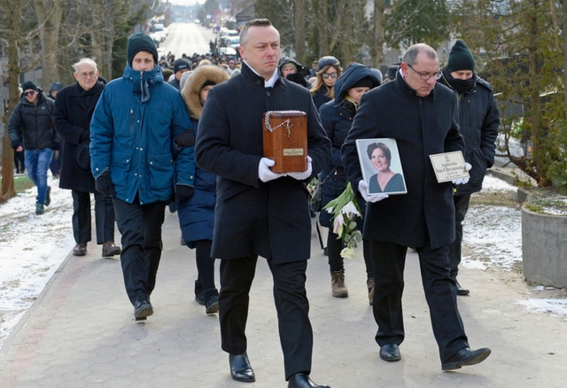 Trwa pogrzeb Agnieszki Kotulanki (DUŻO ZDJĘĆ)