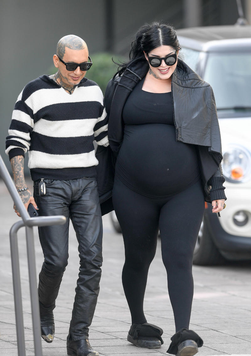 Ciężarna Kat von D całuje się z mężem. Jej brzuch jest OGROMNY!