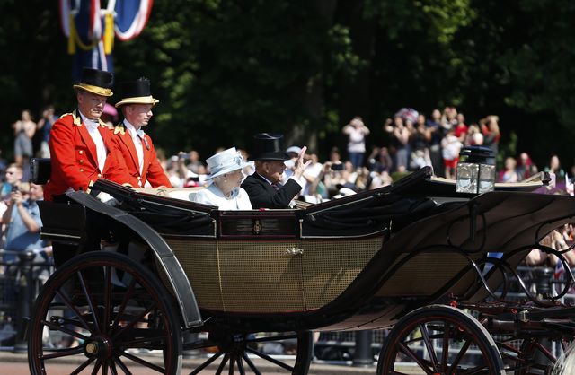 Książę Filip jeździ bez zapiętych pasów. Dwa dni po wypadku!