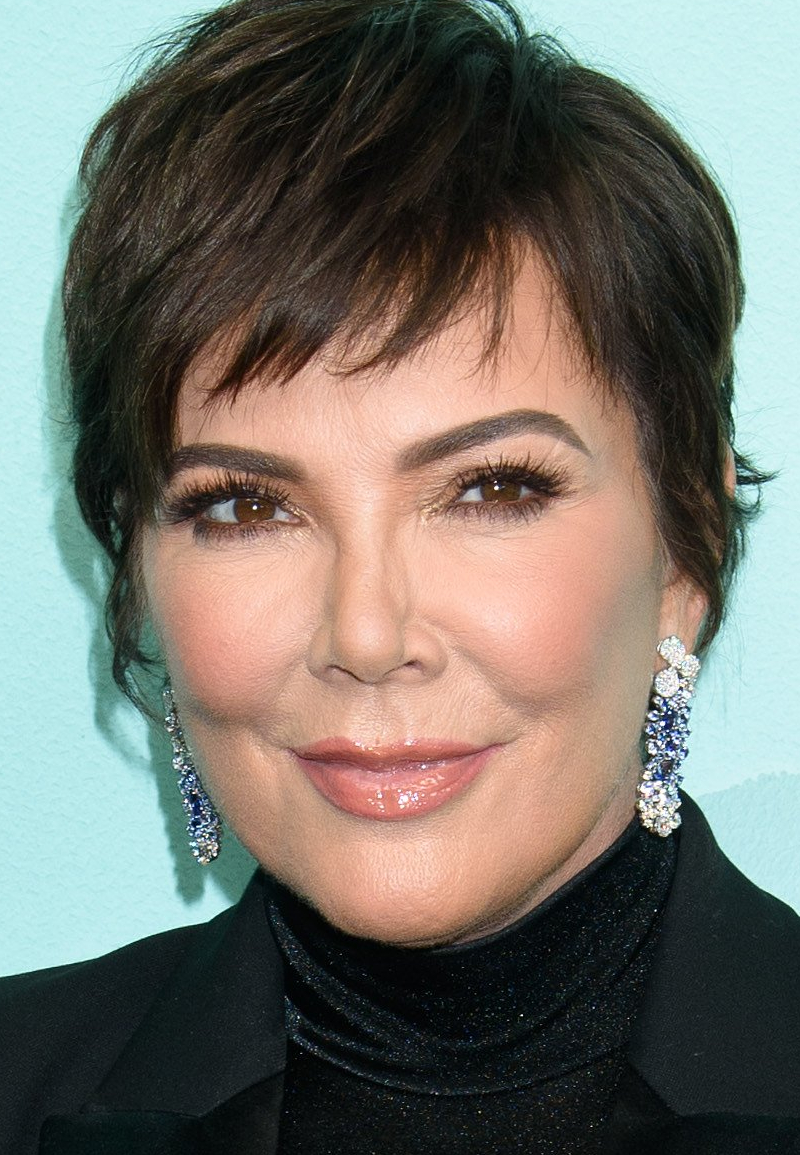 Kris Jenner próbuje się uśmiechnąć na ściance